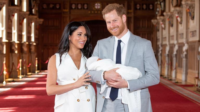 Harry und Meghan halten ihren ersten Sohn Archie auf dem Arm.