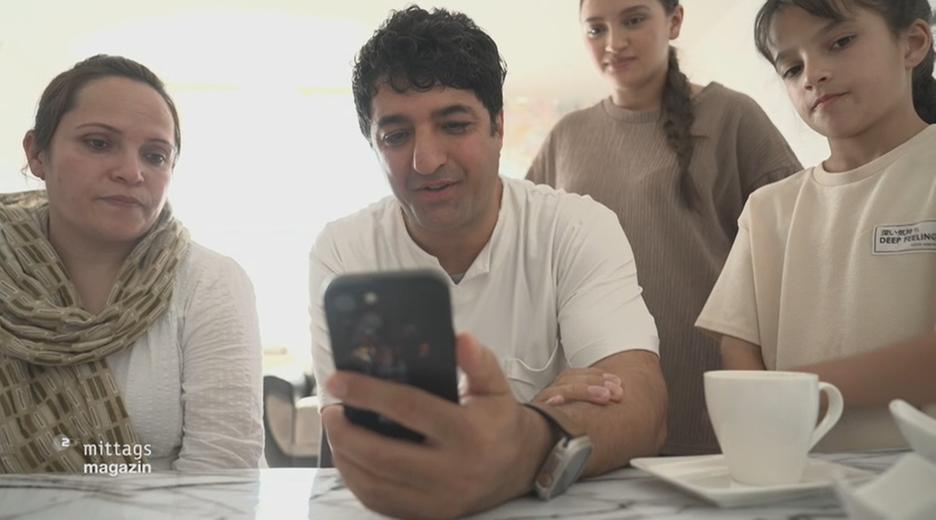 Familie Satari aus Afghanistan spricht mit Tochter