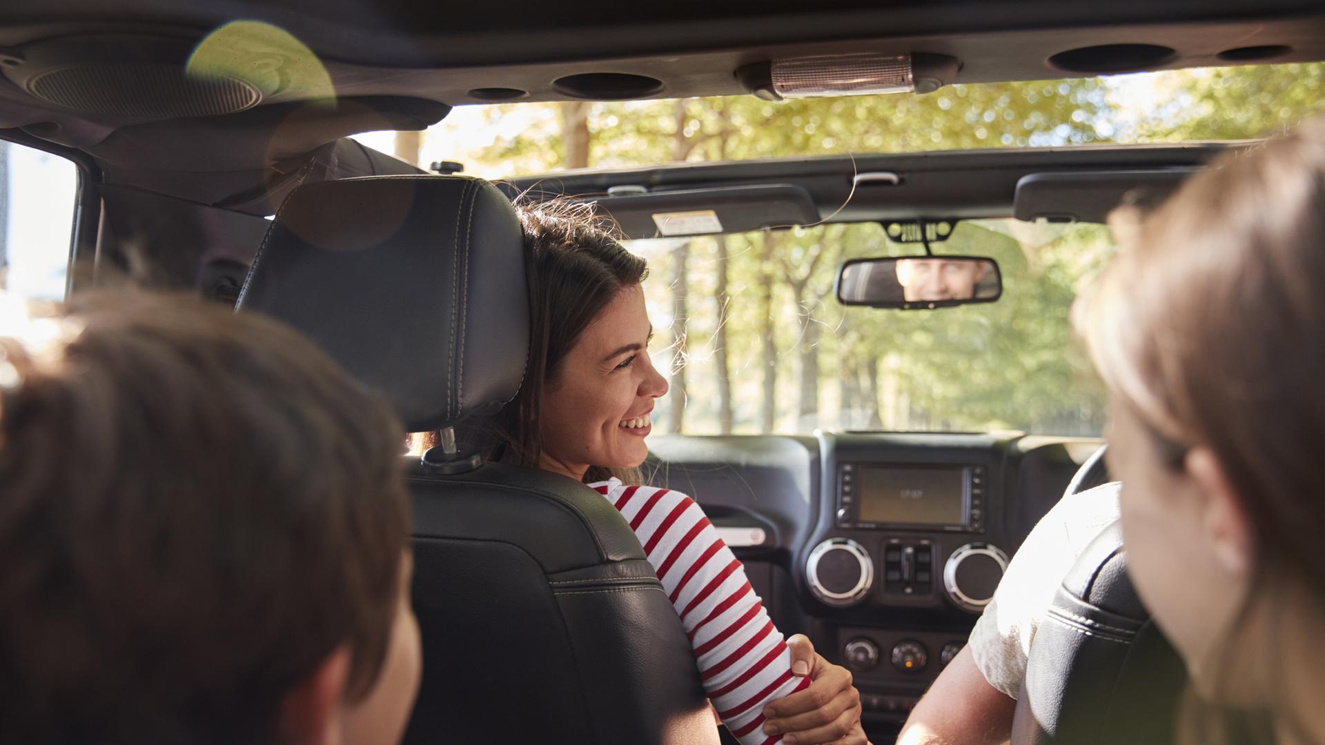 Familie mit Kindern bei Autofahrt 