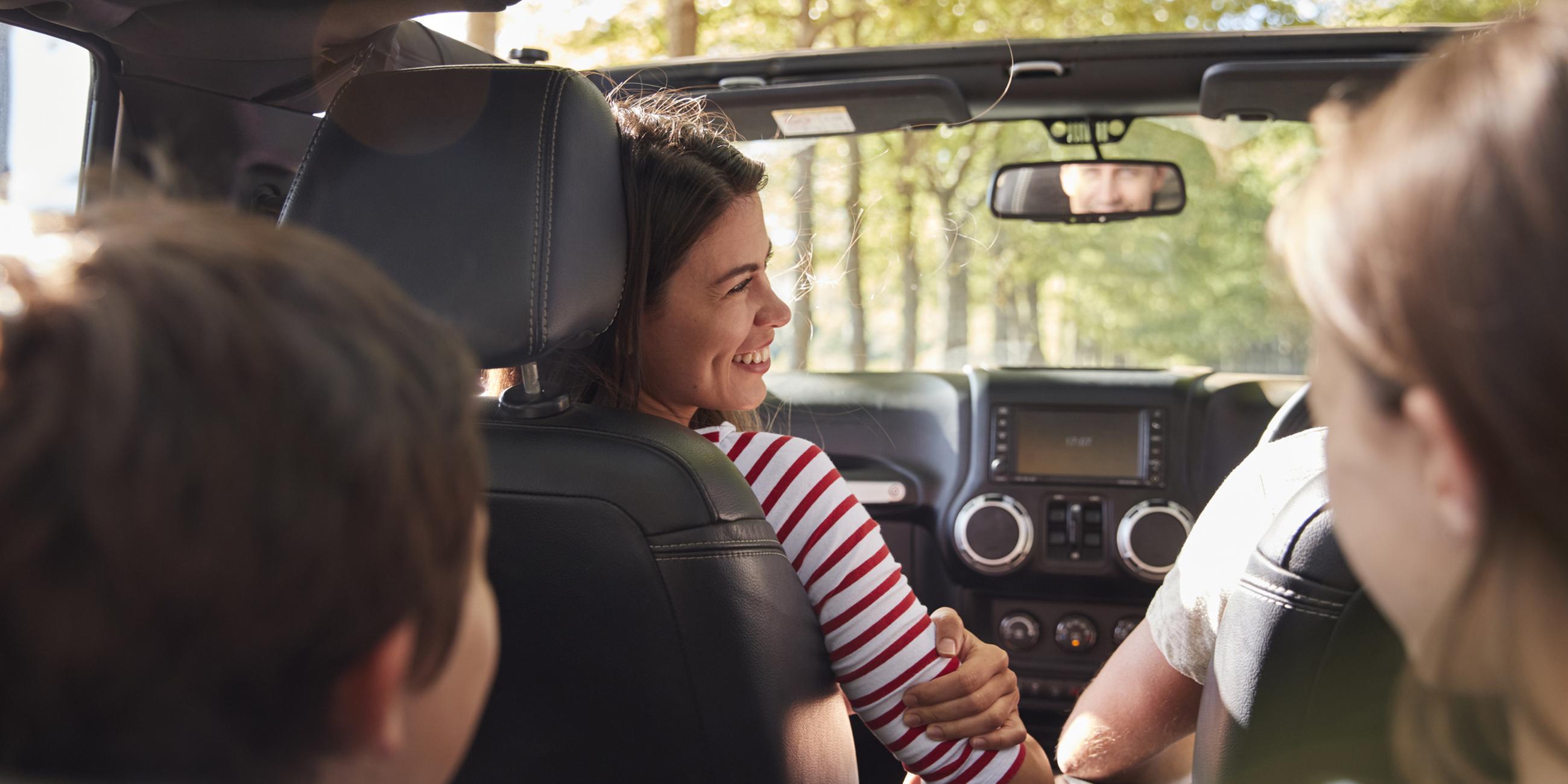 Familie mit Kindern bei Autofahrt 
