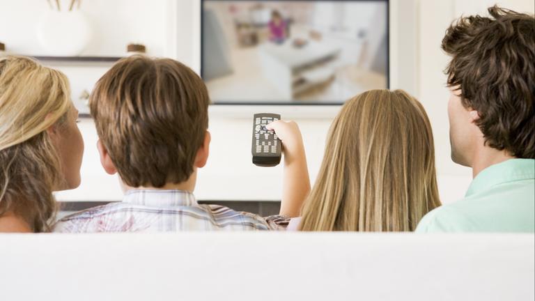 Familie im Wohnzimmer beim Fernsehen