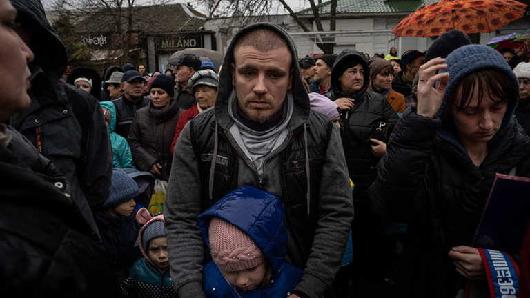 Anstehen für humanitäre Hilfe