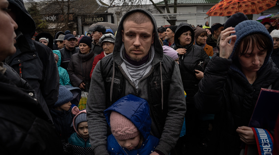 Anstehen für humanitäre Hilfe