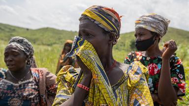 Familienangehörige eines am Ebola-Virus verstorbenen Opfers trauern während der Beerdigung auf dem Rwampara-Friedhof in Bunia am 23.05.2026.