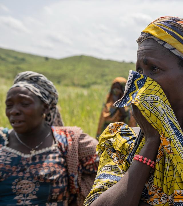 Familienangehörige eines am Ebola-Virus verstorbenen Opfers trauern während der Beerdigung auf dem Rwampara-Friedhof in Bunia am 23.05.2026.