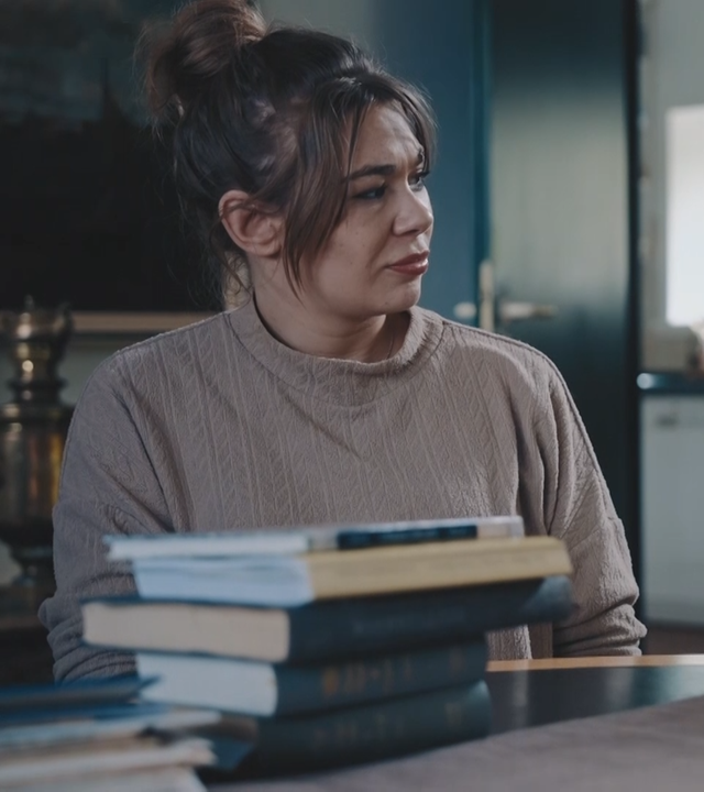 Schriftstellerin Ronja von Rönne mit ihrer Oma am Esstisch.