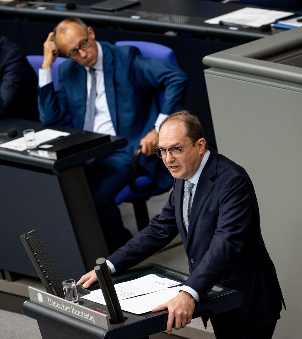  Alexander Dobrindt (CSU), Bundesinnenminister, nimmt an der Sitzung des Bundestag teil. Themen der Sitzung sind unter anderem eine Abstimmung über eine Aussetzung des Familiennachzugs sowie die ersten Lesung eines Gesetzentwurfs zur Änderung des Einbürgerungsrechts.