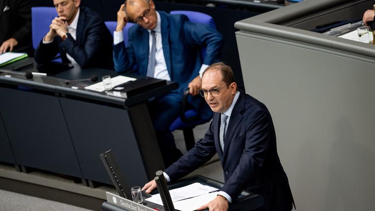  Alexander Dobrindt (CSU), Bundesinnenminister, nimmt an der Sitzung des Bundestag teil. Themen der Sitzung sind unter anderem eine Abstimmung über eine Aussetzung des Familiennachzugs sowie die ersten Lesung eines Gesetzentwurfs zur Änderung des Einbürgerungsrechts.