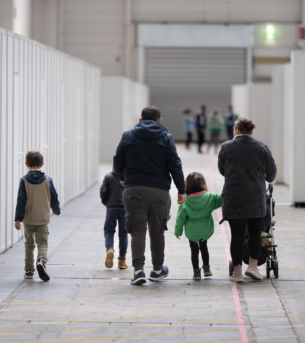 Familie von hinten in Frankfurter Messehalle