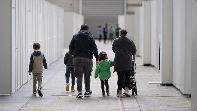 Familie von hinten in Frankfurter Messehalle