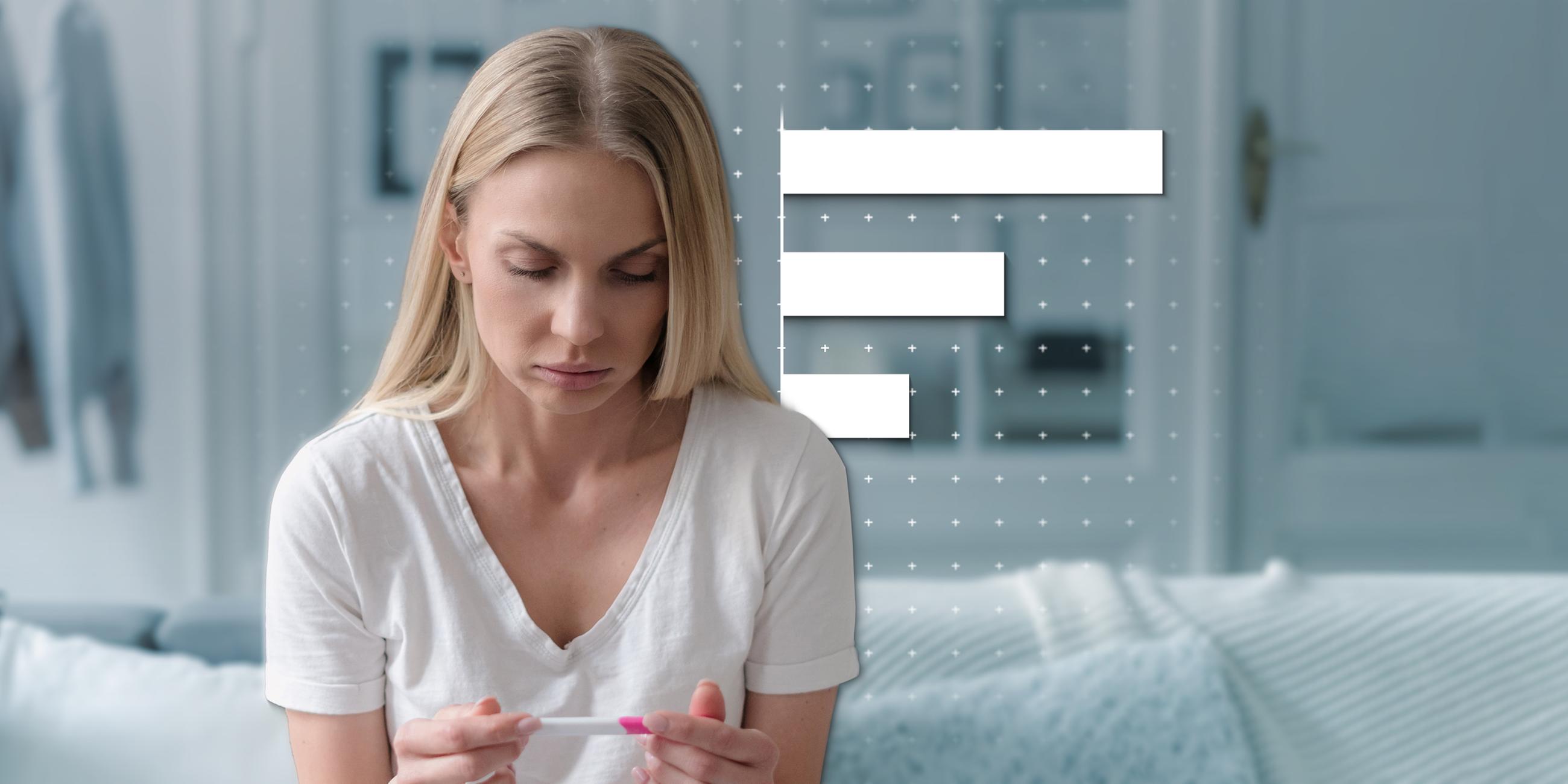 Eine Frau blickt auf einen Schwangerschaftstest, im Hintergrund befindet sich eine Grafik.