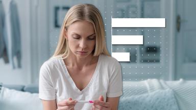 Eine Frau blickt auf einen Schwangerschaftstest, im Hintergrund befindet sich eine Grafik.