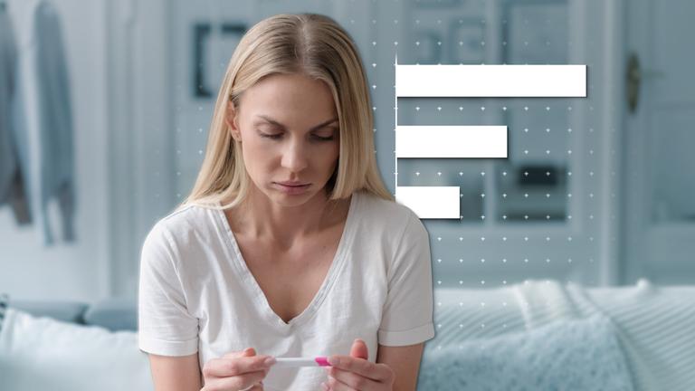 Eine Frau blickt auf einen Schwangerschaftstest, im Hintergrund befindet sich eine Grafik.