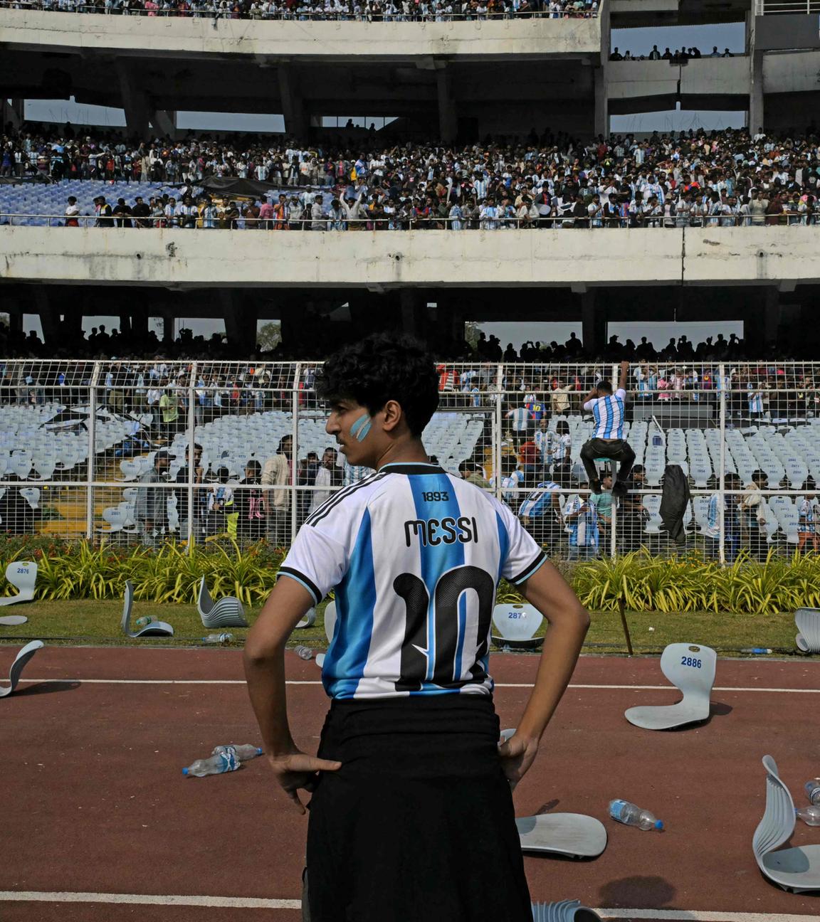 Fan steht zwischen zerstörten Stühlen – Inter Miamis argentinischer Stürmer im Fokus. 