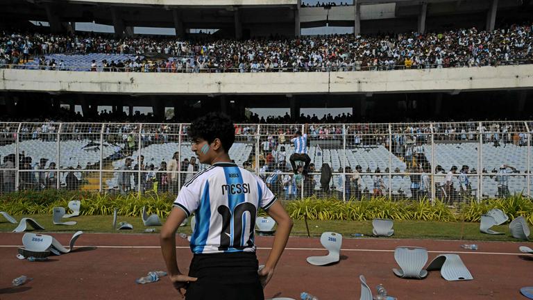 Fan steht zwischen zerstörten Stühlen – Inter Miamis argentinischer Stürmer im Fokus. 