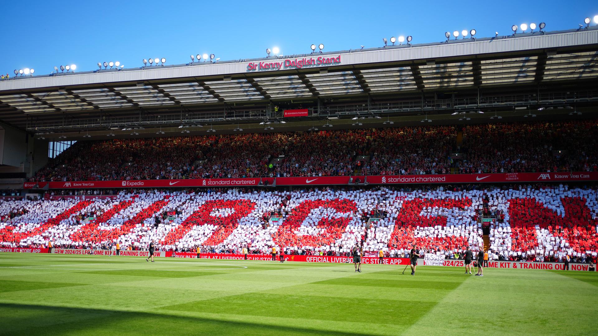 Liverpool Fans zeigen eine Choreographie mit dem Schriftzug «Jürgen» für den scheidenden Trainer Jürgen Klopp. 
