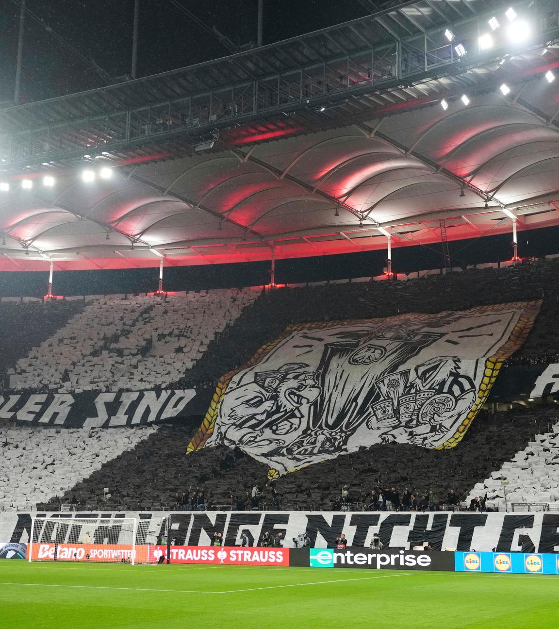 Die Choreografie der Fans von Eintracht Frankfurt vor dem Europa-League-Viertelfinale gegen Tottenham