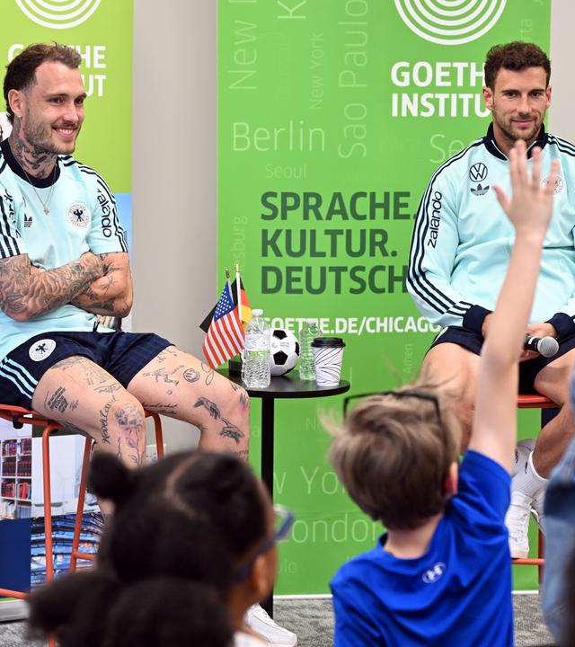 USA, Chicago: Fußball: Nationalmannschaft, vor dem WM-Start am 11. Juni, David Raum (Deutschland) und Leon Goretzka (Deutschland) sprechen mit Schülern im Goethe-Institut Chicago.