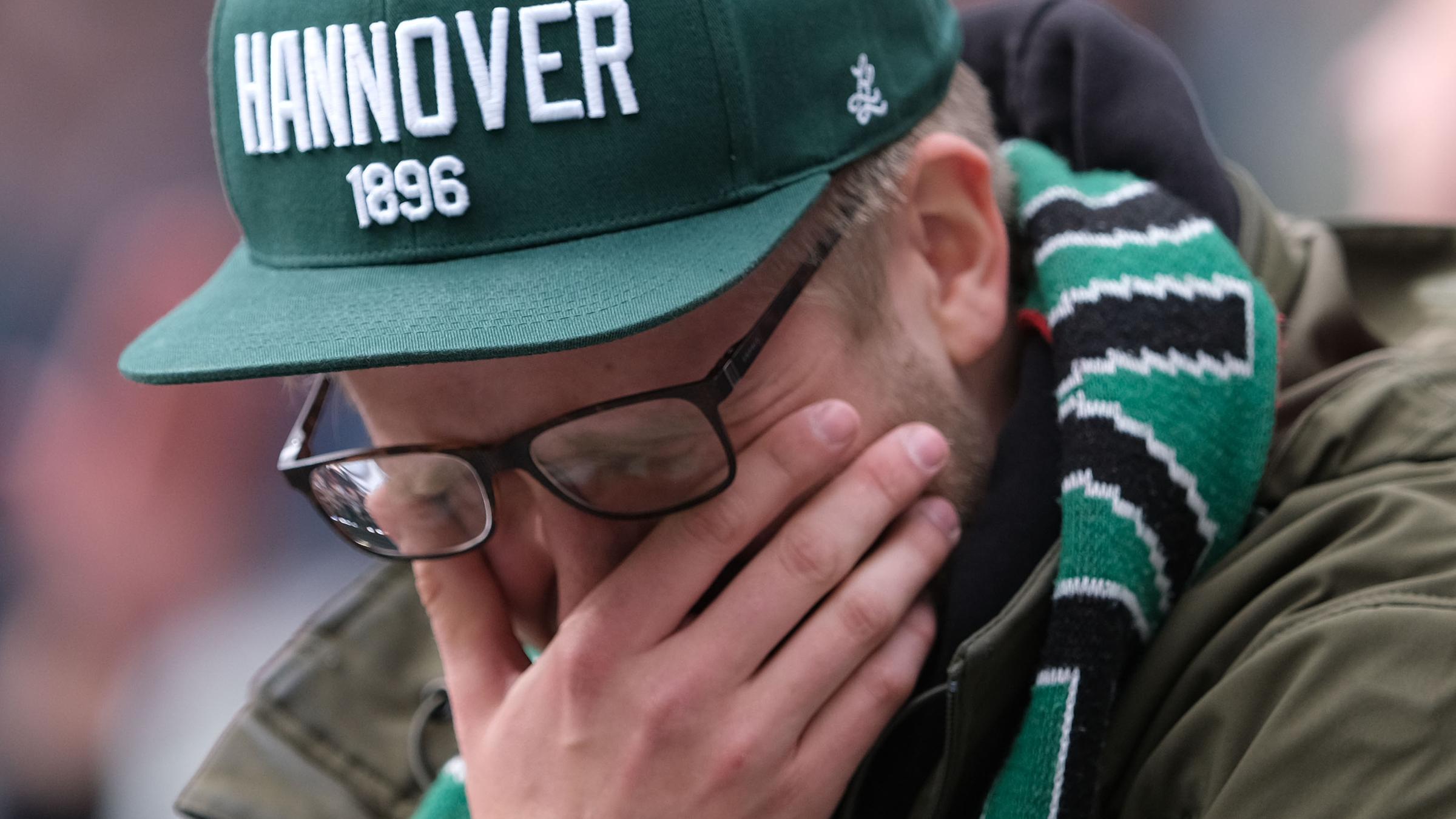 Ein Fan weint nach dem Abstieg von Hannover 96