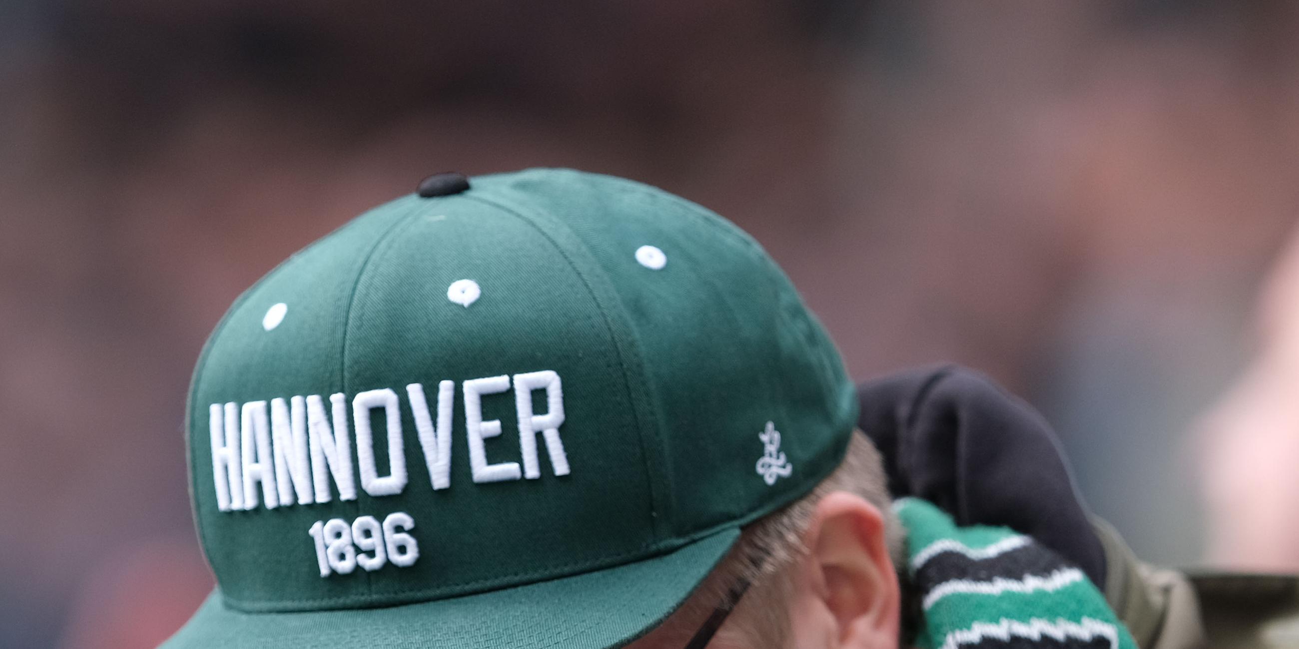 Ein Fan weint nach dem Abstieg von Hannover 96
