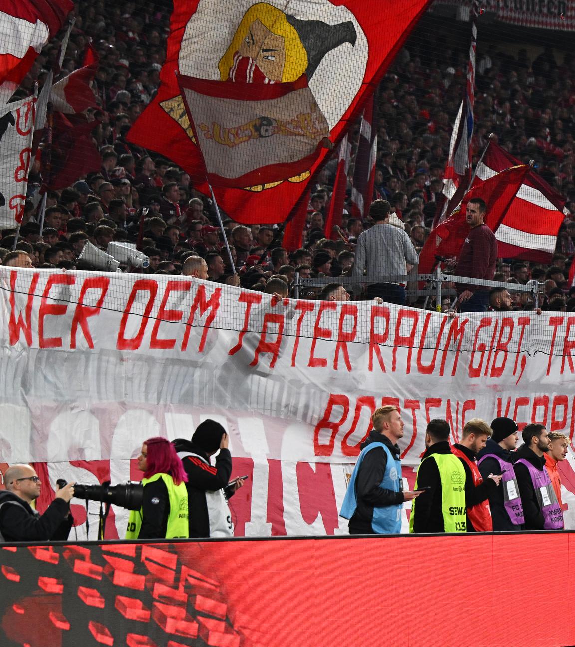 Fan-Proteste gegen Jérôme Boateng nach dem Spiel am 18.10.25 in München