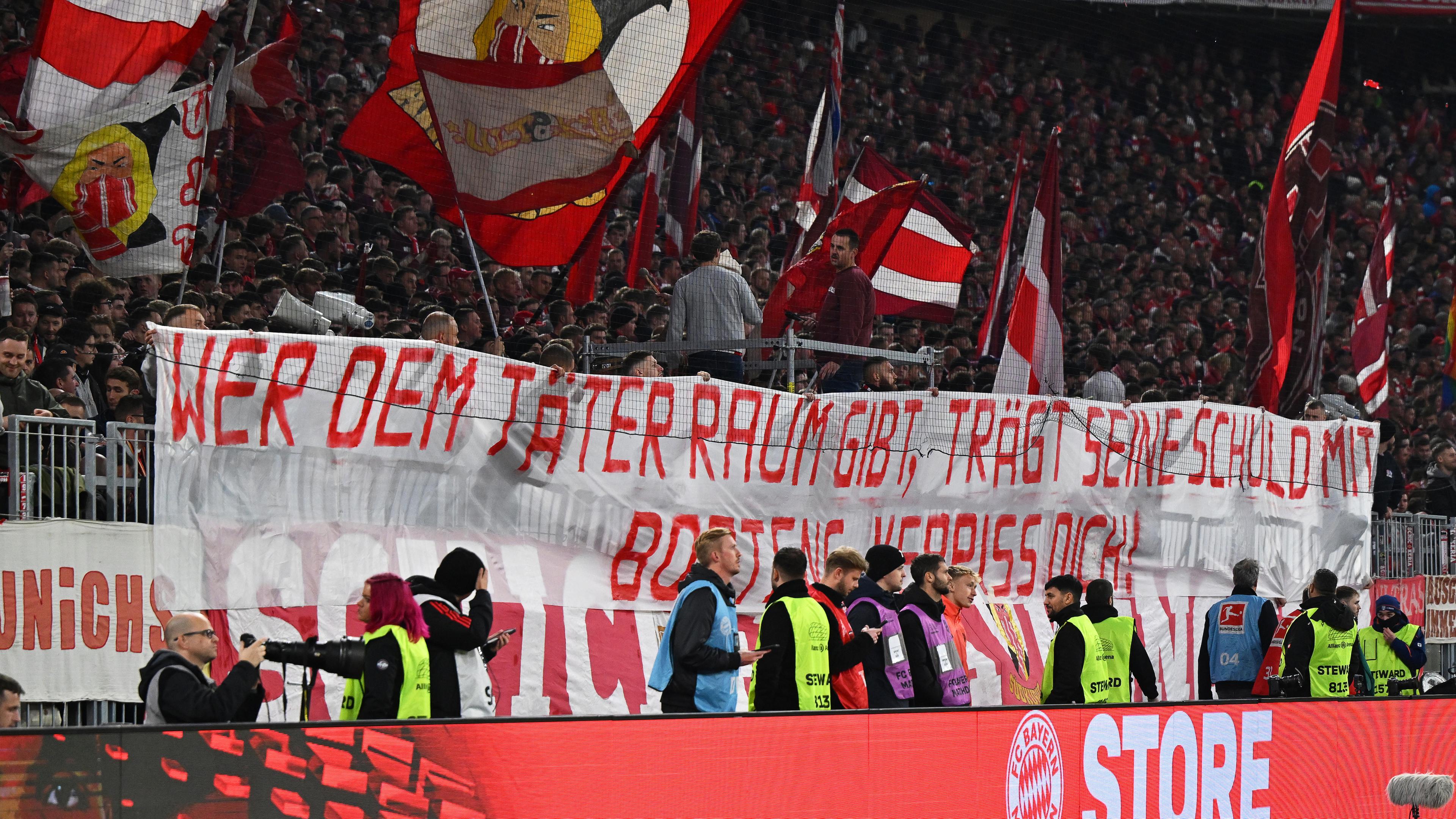 Fan-Proteste gegen Jérôme Boateng nach dem Spiel am 18.10.25 in München