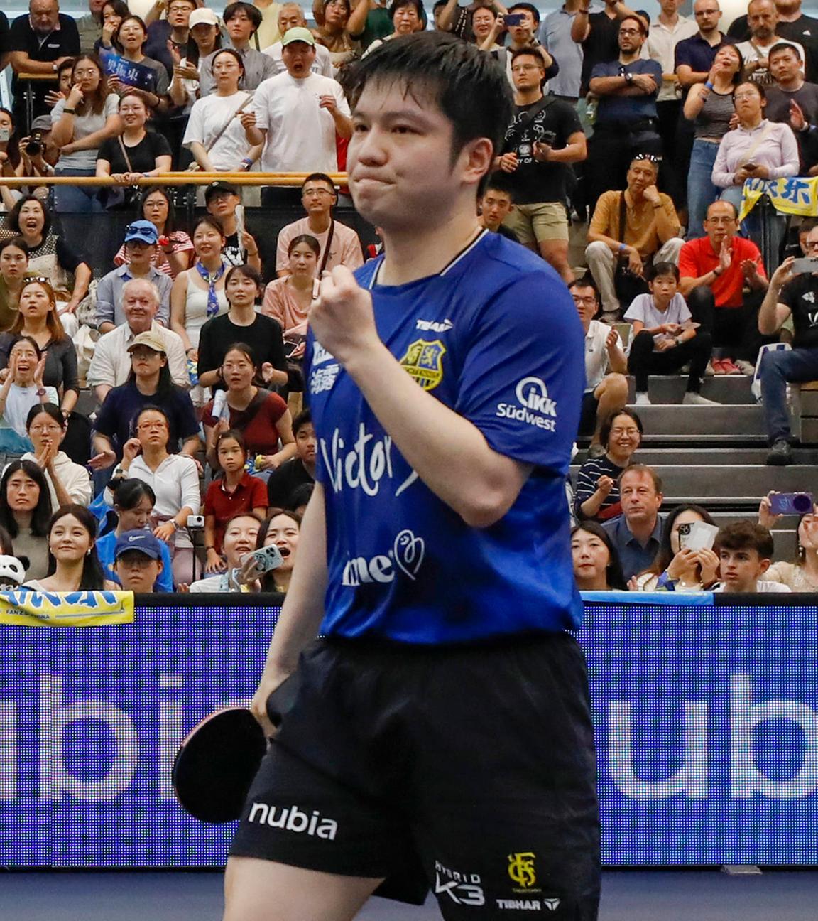 Tischtennisspieler Fan Zhendong am 01.09.2025 vom 1. FC Saarbrücken spielt gegen Romain Ruiz von TTC Schwalbe Bergneustadt.
