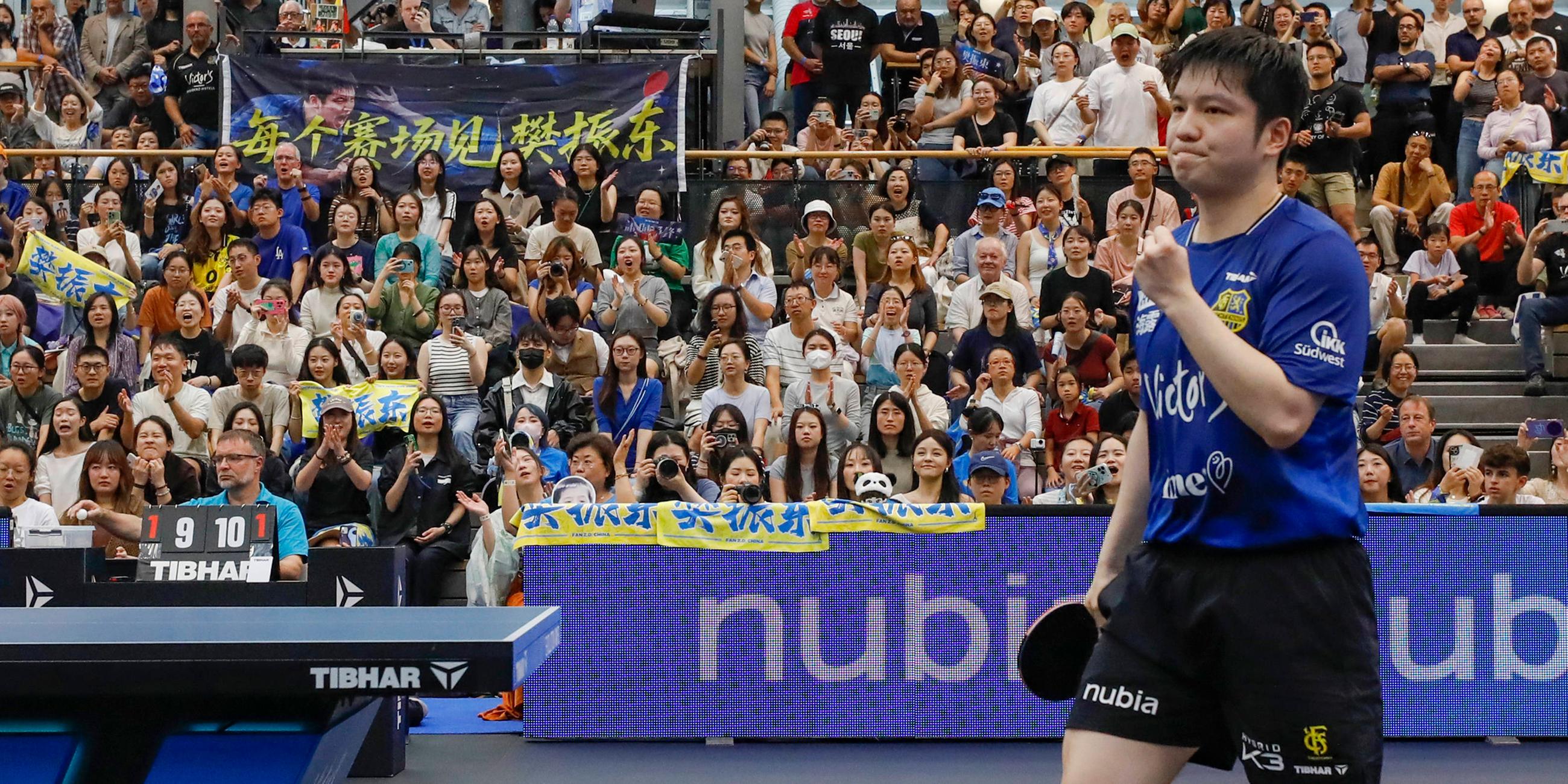 Tischtennisspieler Fan Zhendong am 01.09.2025 vom 1. FC Saarbrücken spielt gegen Romain Ruiz von TTC Schwalbe Bergneustadt.