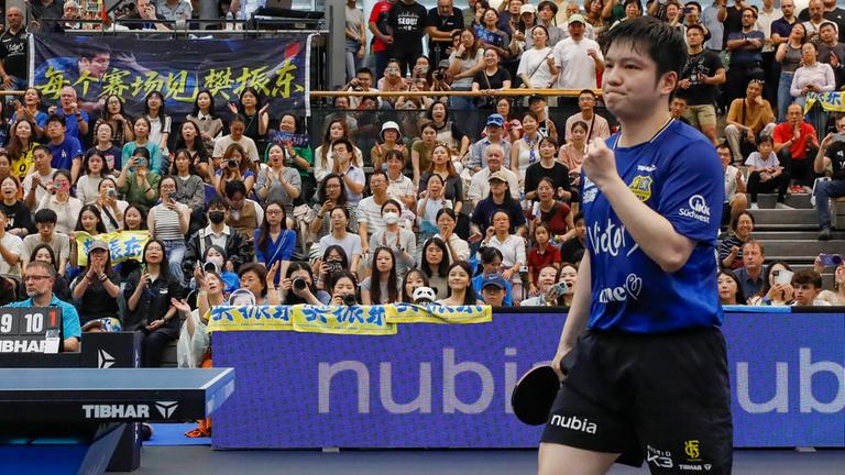 Tischtennisspieler Fan Zhendong am 01.09.2025 vom 1. FC Saarbrücken spielt gegen Romain Ruiz von TTC Schwalbe Bergneustadt.