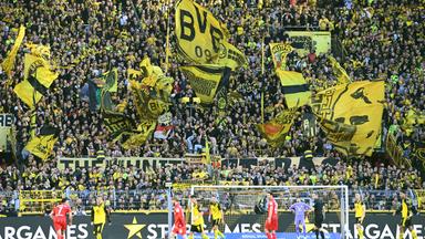 Die Südtribüne beim Bundesligaspiel zwischen  Borussia Dortmund und dem SC Freiburg.