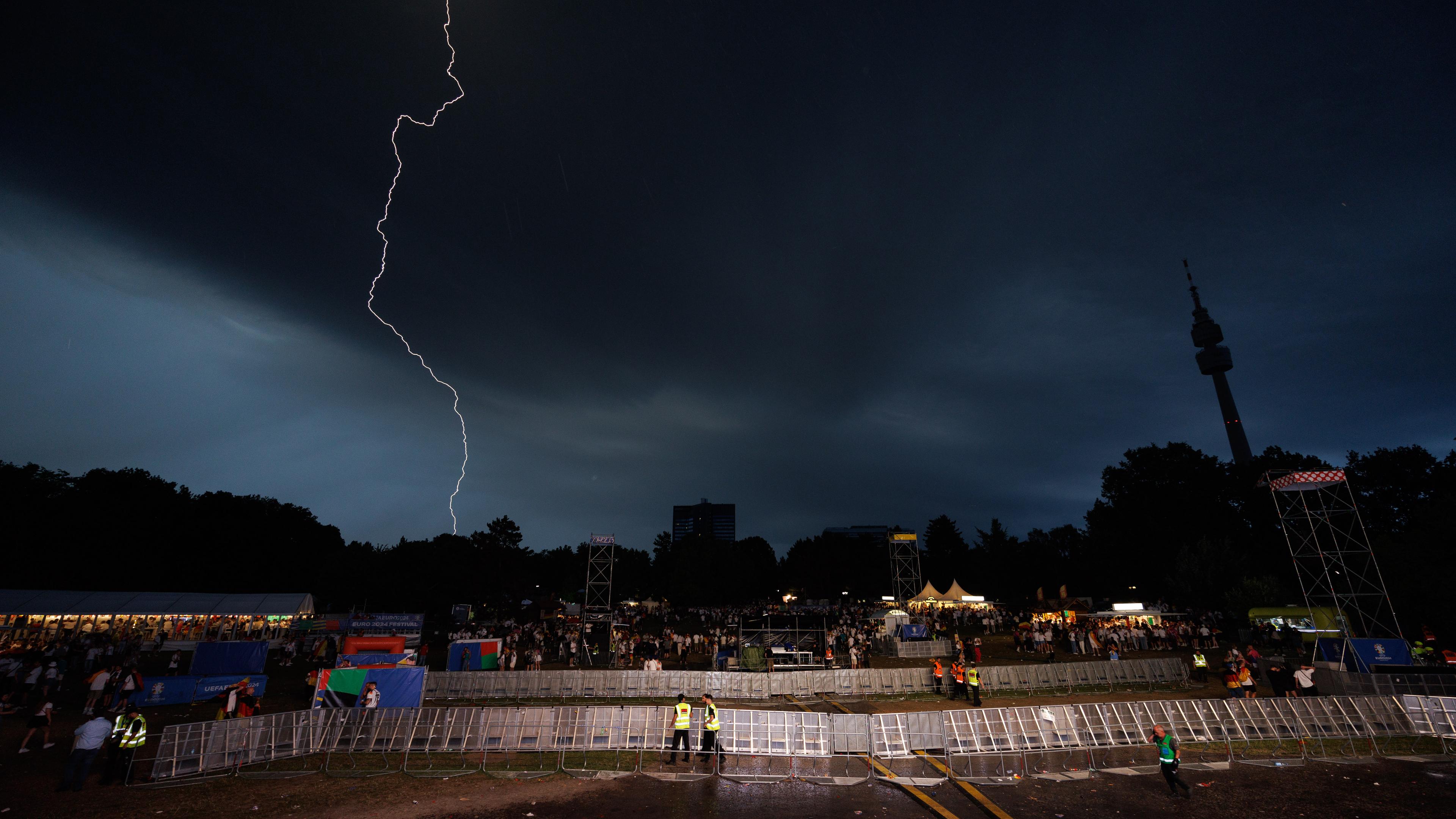 Blitz über dem Fanfest im Westfalenpark in Dortmund