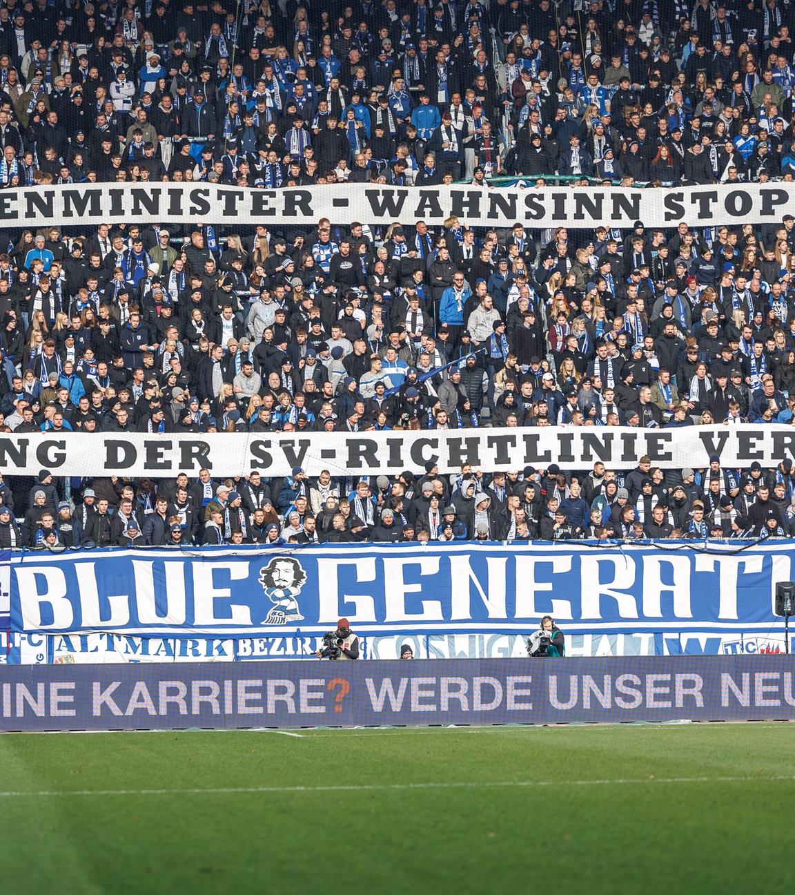 Fans des FC Magdeburg halten den Schriftzug: «Innenminister- Wahnsinn stoppen! Verschärfung der SV- Richtlinie verhindern!»