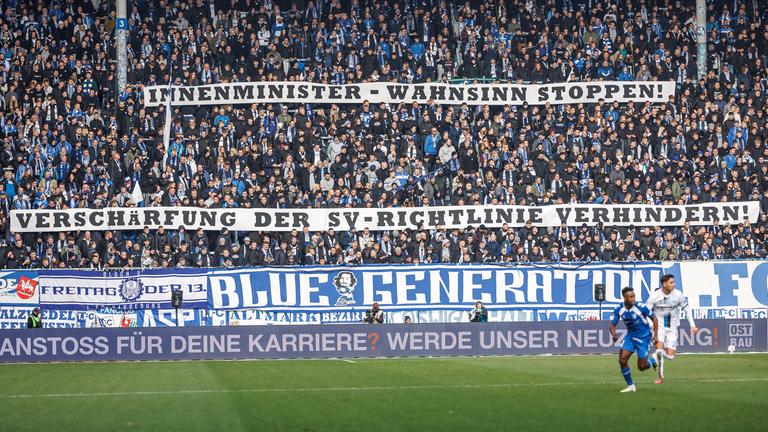 Fans des FC Magdeburg halten den Schriftzug: «Innenminister- Wahnsinn stoppen! Verschärfung der SV- Richtlinie verhindern!»