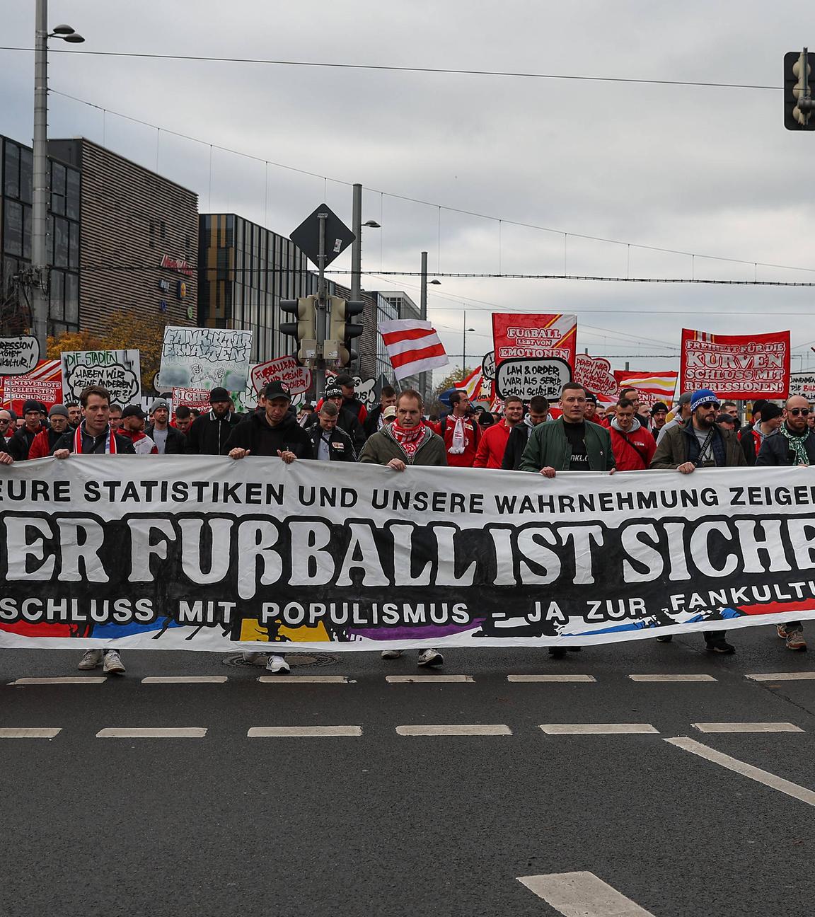 In Leipzig zeigen Fussballfans zusammen in der Demo "Fussball ist sicher" ein Protestbanner