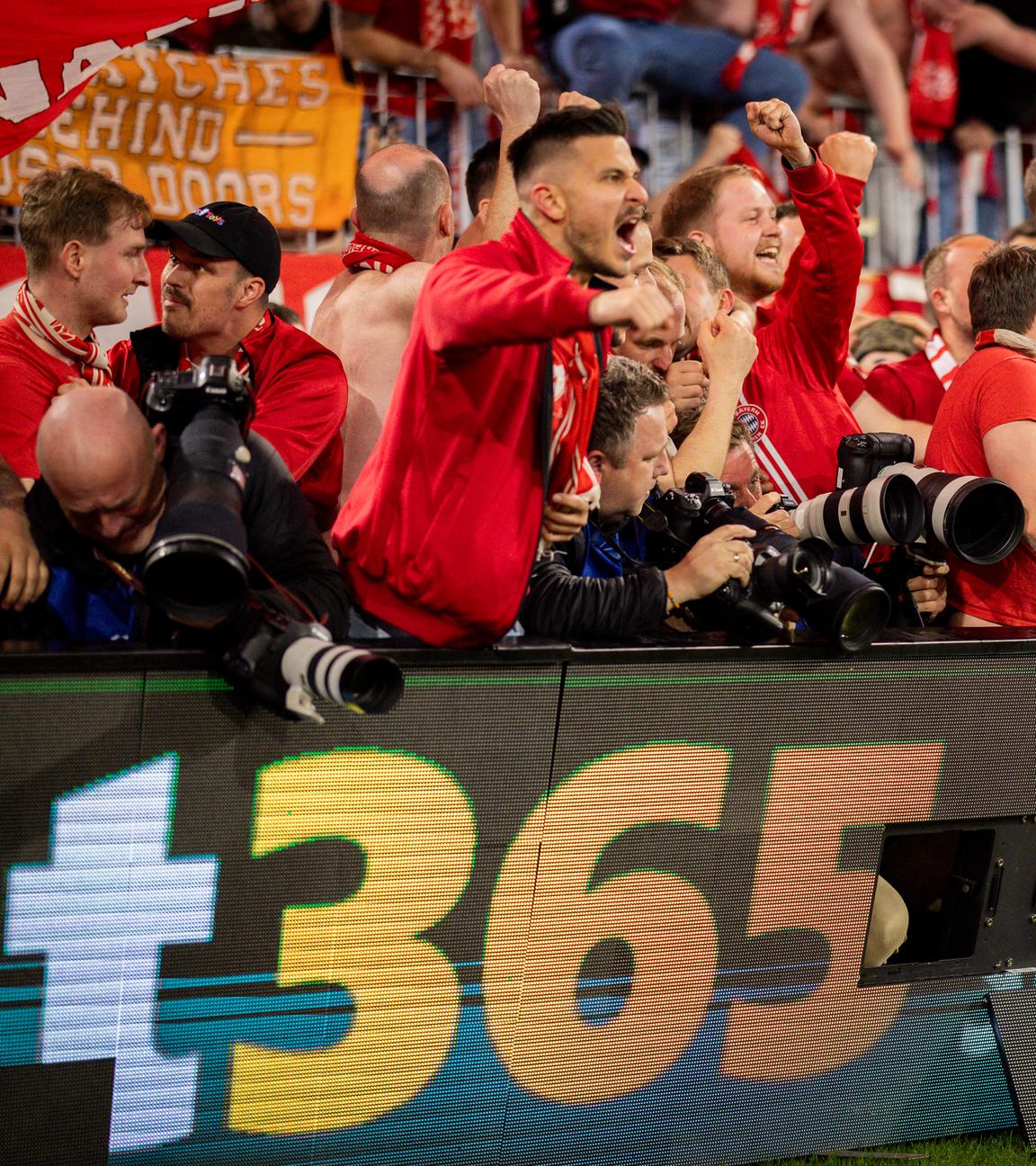 Bayern-Fans feiern und überrennen Fotografen