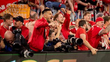 Bayern-Fans feiern und überrennen Fotografen