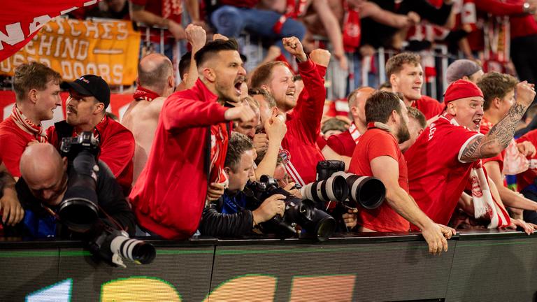 Bayern-Fans feiern und überrennen Fotografen