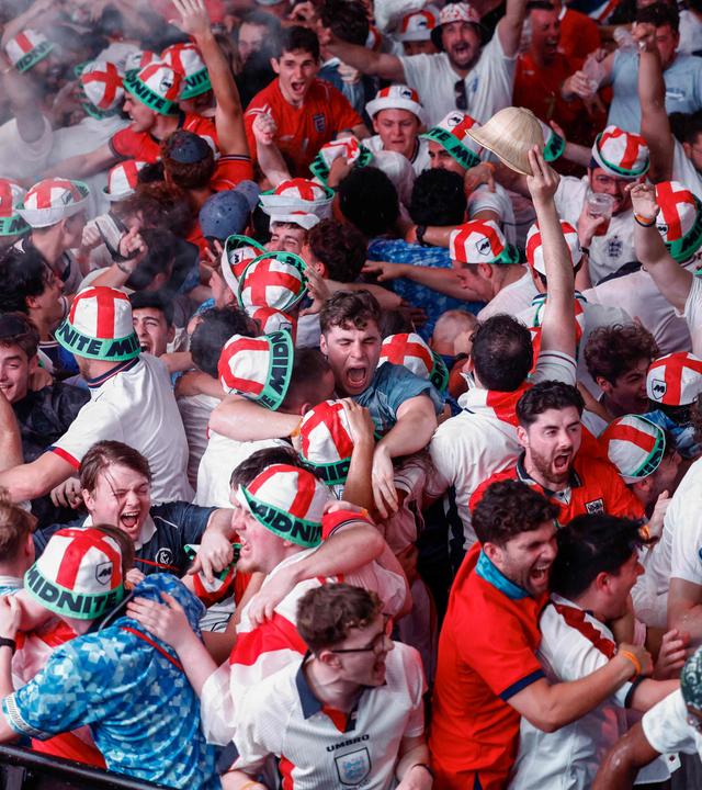 Englische Fans jubeln