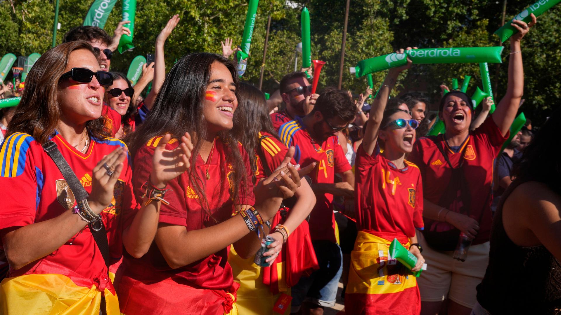Fans sehen sich in Madrid das EM-Finale zwischen England und Spanien an.