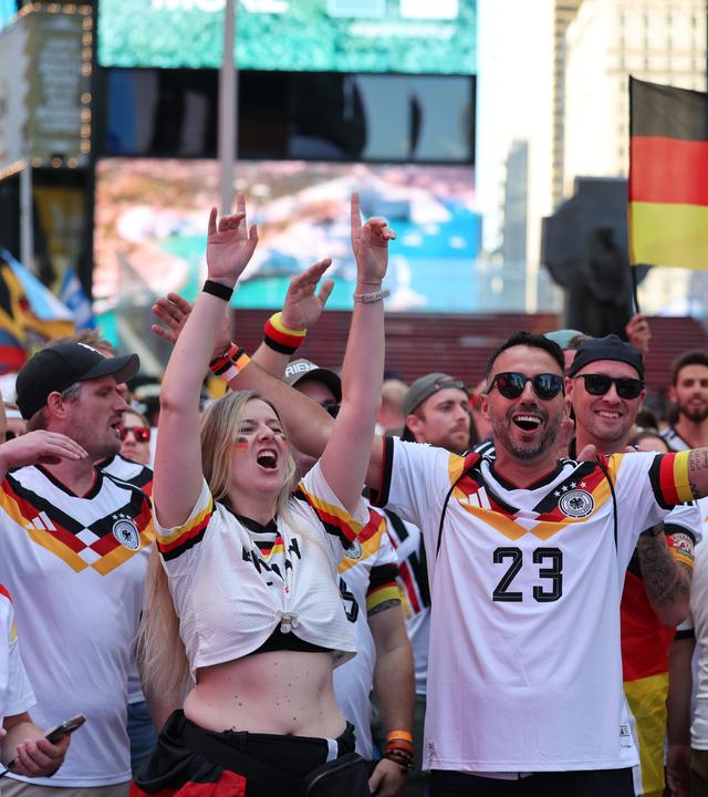Jubelende deutsche Fans feiern am Times Square.