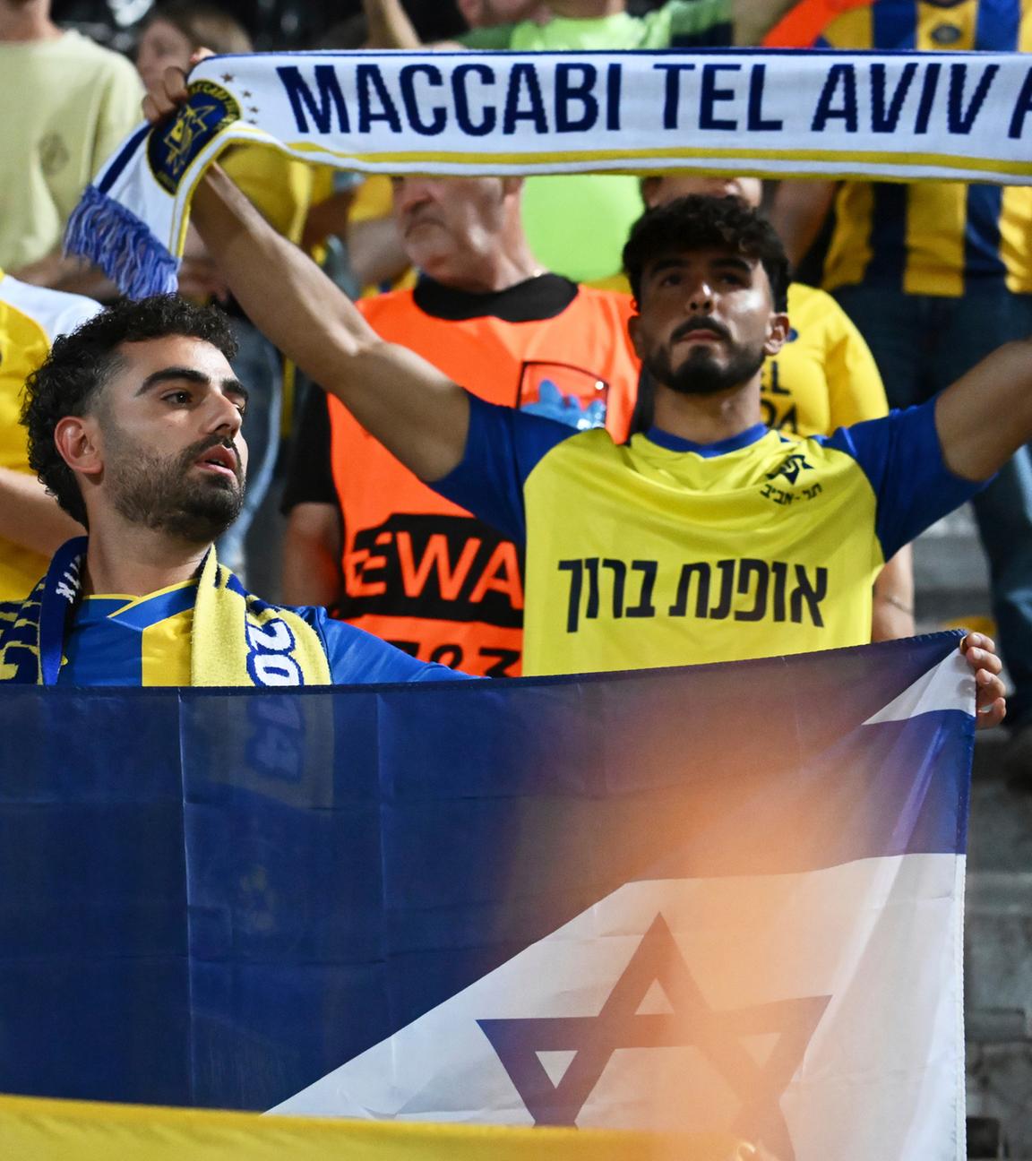 Die Fans von Maccabi Tel Aviv klatschen nach dem Ende des Europa-League-Fußballspiels zwischen PAOK und Maccabi Tel Aviv im Toumpa-Stadion in Thessaloniki, Griechenland, am Mittwoch, 24. September 2025. 