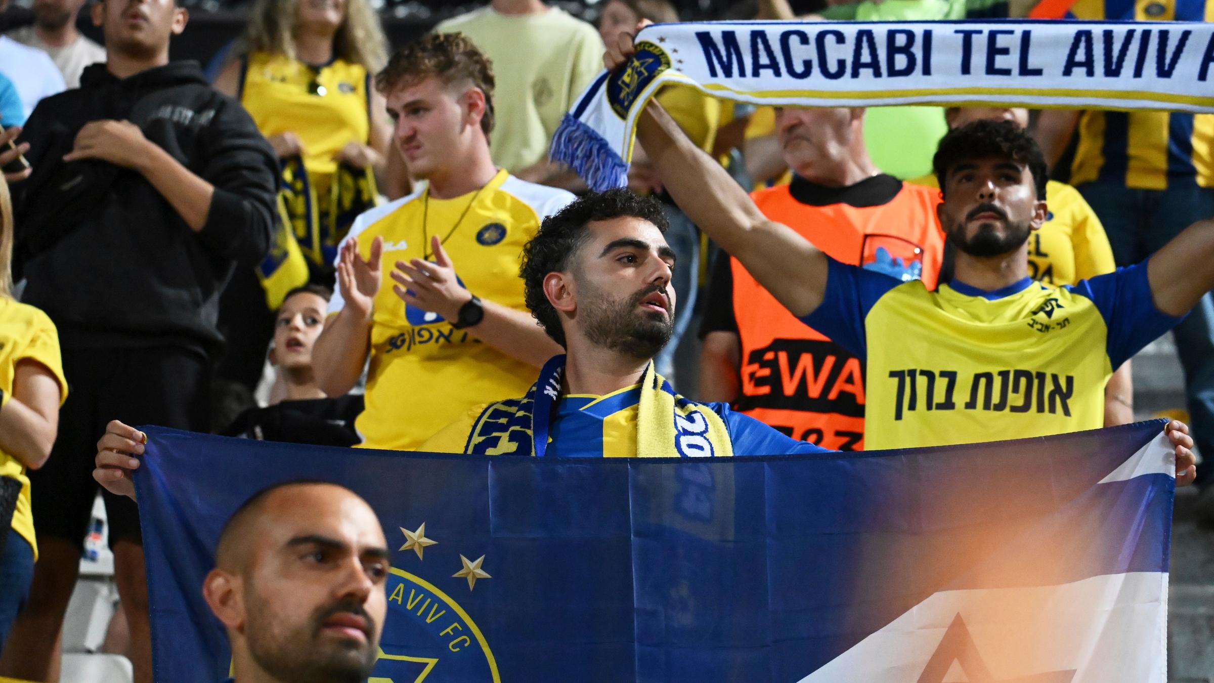 Die Fans von Maccabi Tel Aviv klatschen nach dem Ende des Europa-League-Fußballspiels zwischen PAOK und Maccabi Tel Aviv im Toumpa-Stadion in Thessaloniki, Griechenland, am Mittwoch, 24. September 2025. 
