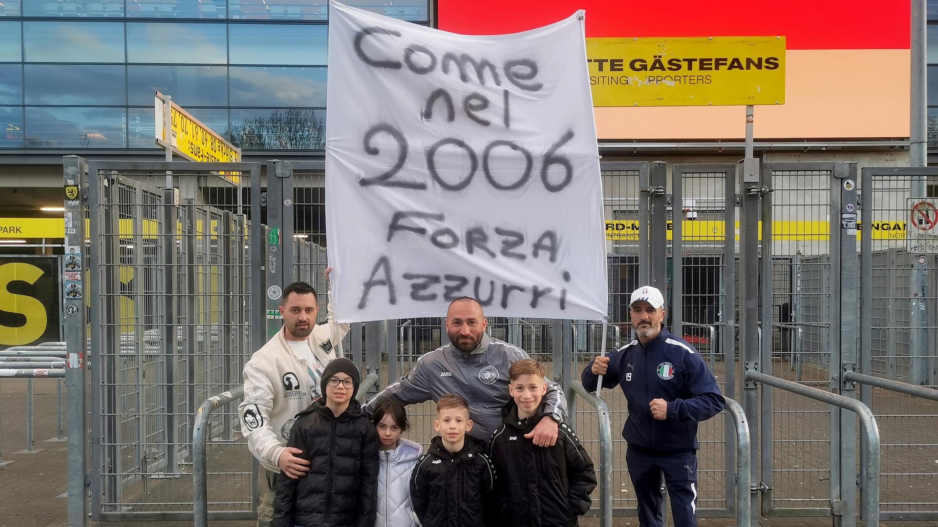 Fans vor dem Nations League Spiel am 23.03.25 in Dortmund (v.l.: Carmine Faragò, Antonino Mancani, Nicola Costa mit Nachwuchs).