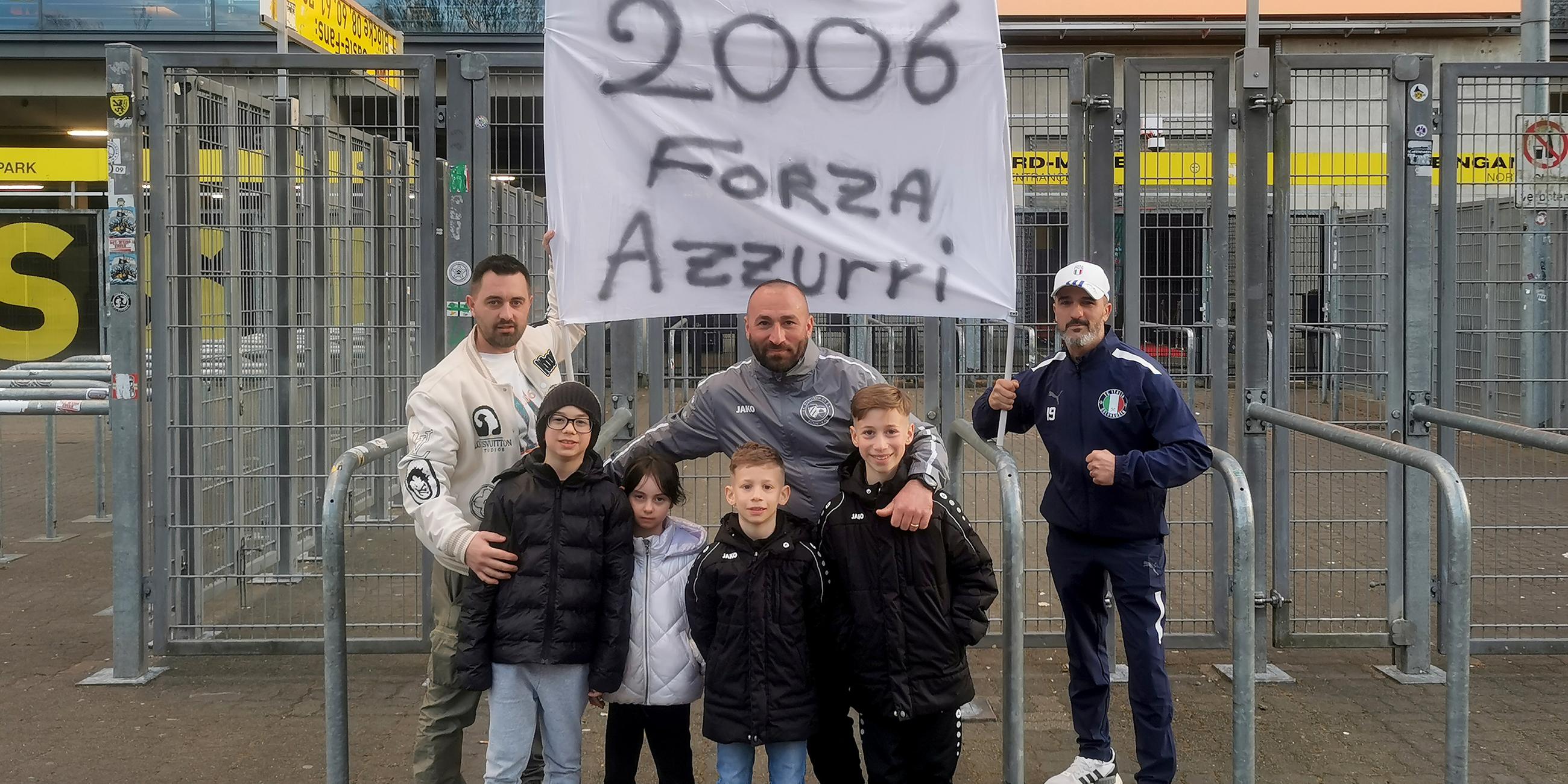 Fans vor dem Nations League Spiel am 23.03.25 in Dortmund (v.l.: Carmine Faragò, Antonino Mancani, Nicola Costa mit Nachwuchs).