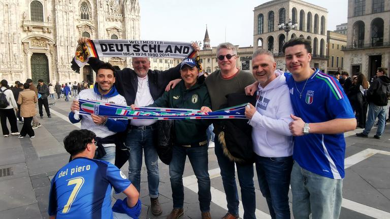 Fans in Mailand (v.l. Luca Petrillo, Joachim Dimmer, Tommaso Titone, Carsten Gorrens, Luigi Iervolino; sechster Fan hat sich dazugestellt, Name nicht bekannt).