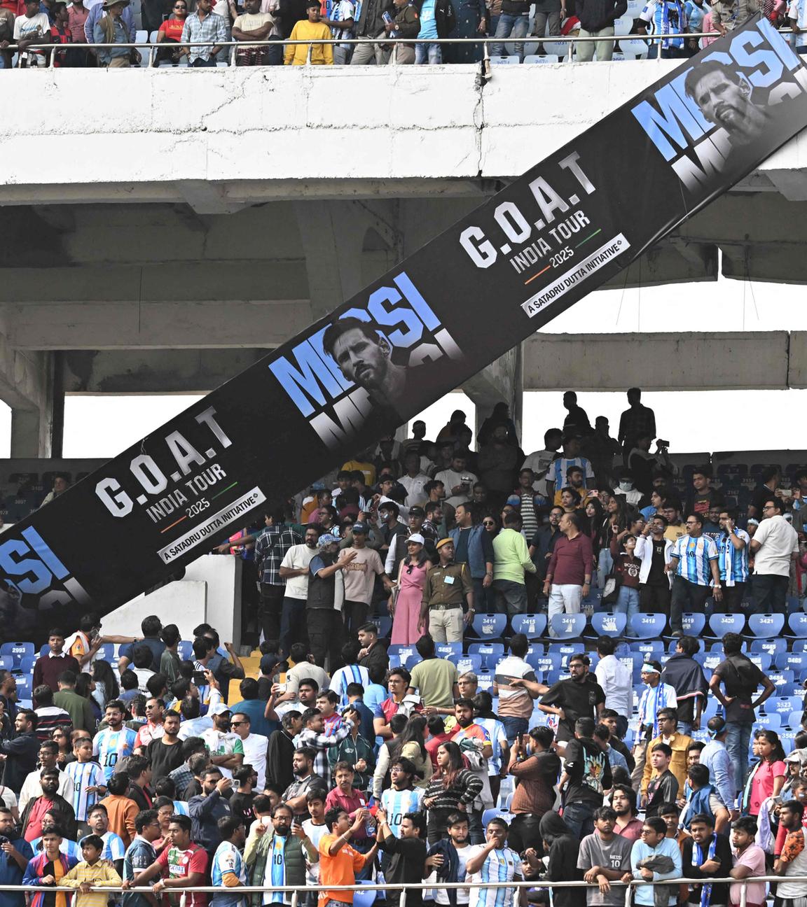 Fans reagieren im Salt Lake Stadion auf Messis Abgang in Kolkata.
