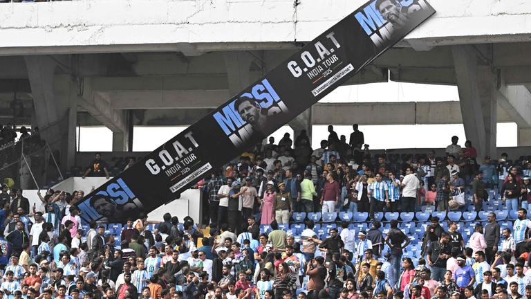 Fans reagieren im Salt Lake Stadion auf Messis Abgang in Kolkata.