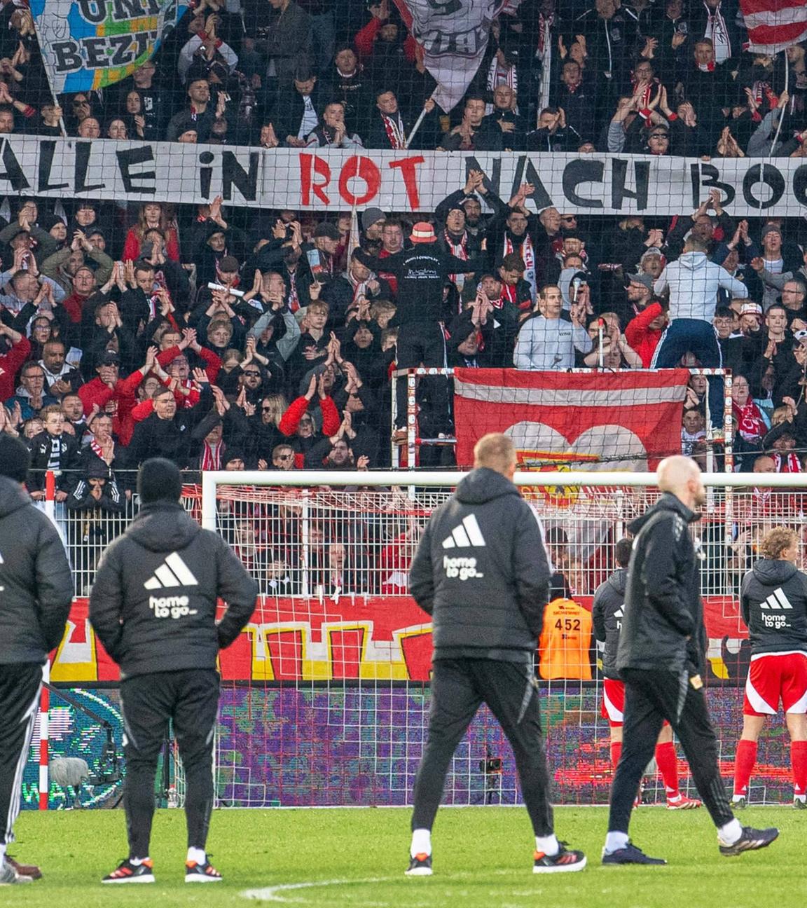 Fans von Union Berlin rufen das Motto und den gemeinsamen Treffpunkt für das Spiel beim VfL Bochum aus: "Alle in rot nach Bochum - 11:30 Uhr HBF!"