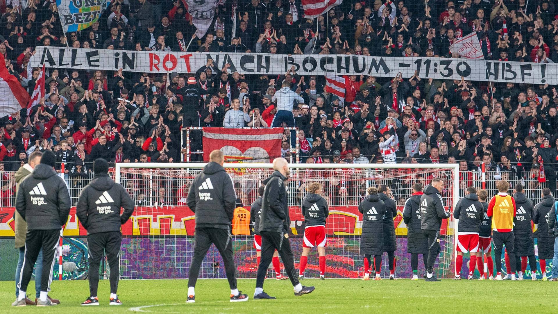 Fans von Union Berlin rufen das Motto und den gemeinsamen Treffpunkt für das Spiel beim VfL Bochum aus: "Alle in rot nach Bochum - 11:30 Uhr HBF!"