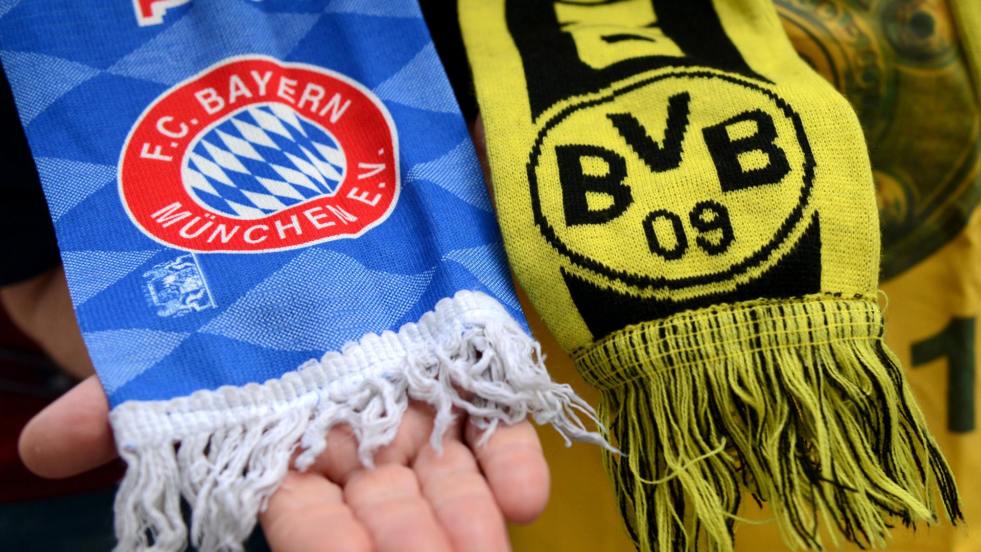 Fanschals vom FC Bayern München und Borussia Dortmund